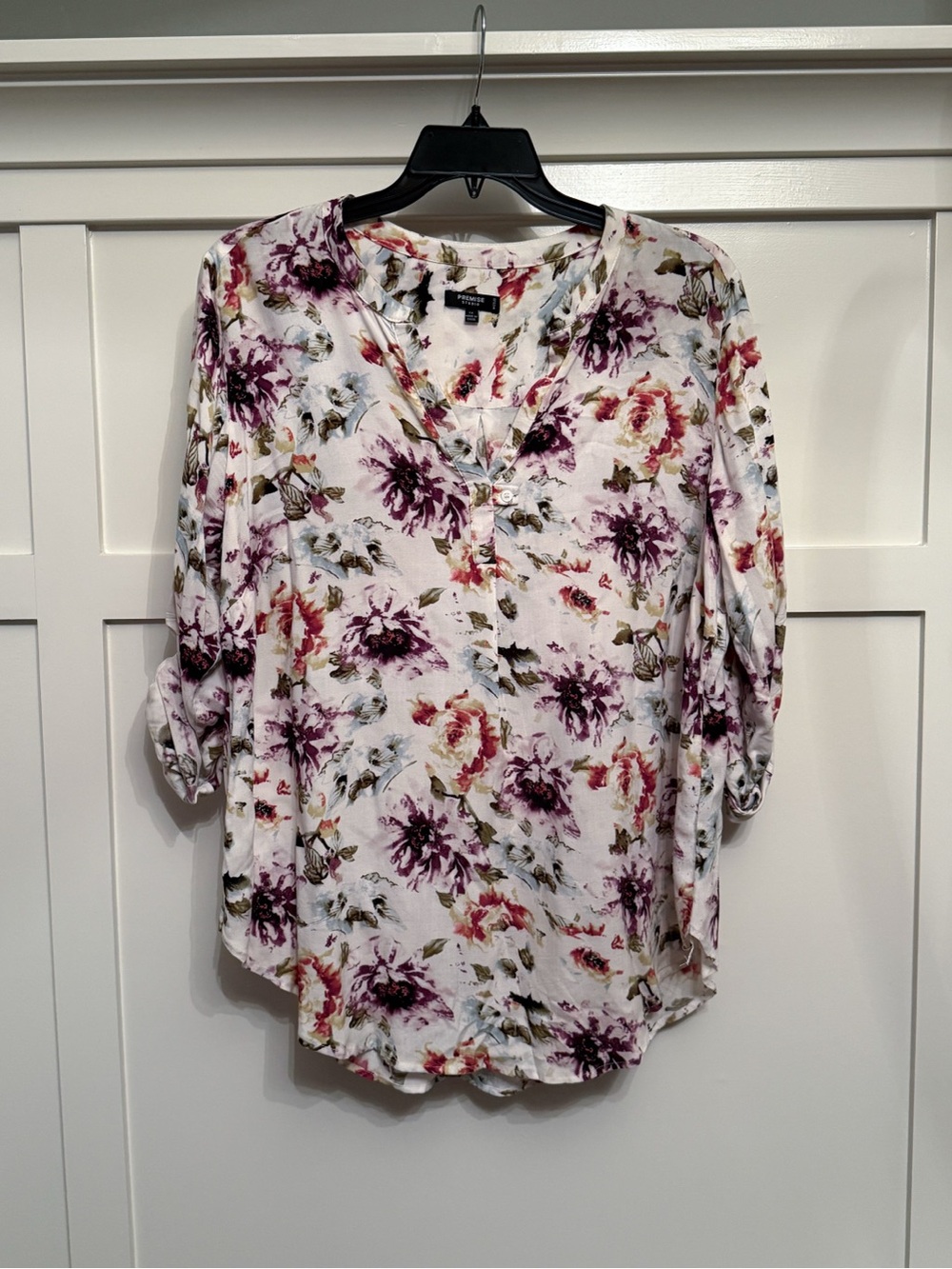 Premise Studio Cream Floral V-Neck Roll-Tab Blouse